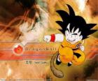 Γιος Goku Saiyan είναι ένα παιδί που έχει αναπτυχθεί στα βουνά εκμάθηση πολεμικών τεχνών από τον παππού του και έχει ένα twist: ουρά του.
